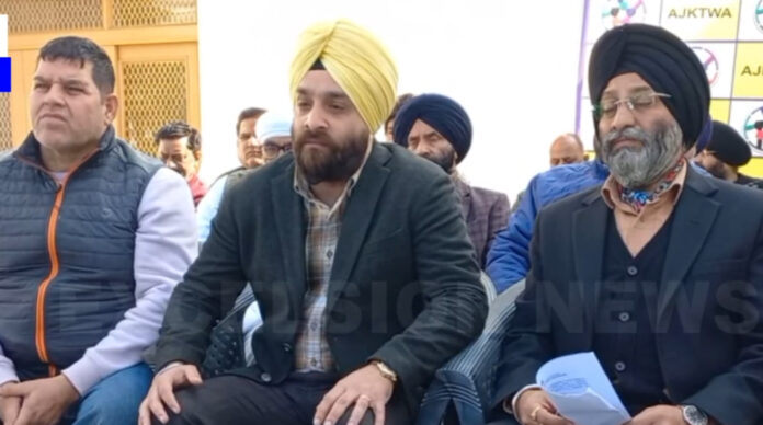 AJKTWA chairman Karan Singh Wazir flanked by others addressing a press conference in Jammu. —Excelsior/Rakesh