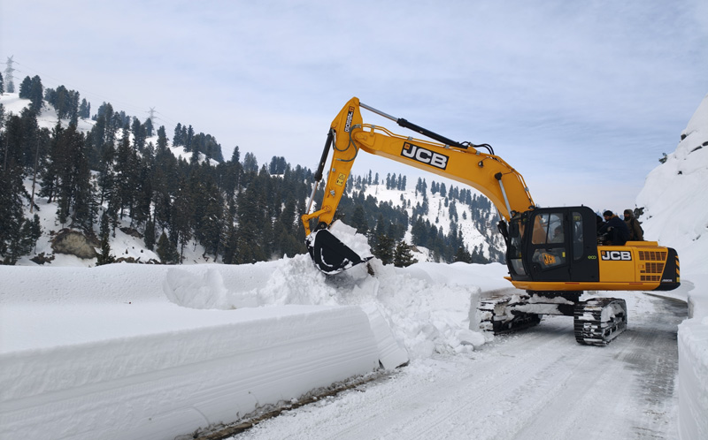 BRO presses heavy machinery for clearing snow from Mughal Road. -Excelsior/Younis Khaliq