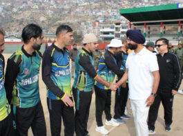 DC Doda Harvinder Singh interacting with players before start of match.