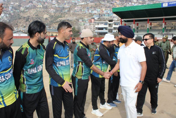 DC Doda Harvinder Singh interacting with players before start of match.