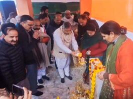 BJP president & MP, Sat Sharma, party vice president, Priya Sethi and other leaders paying tribute to martyrs of 1953 Praja Parishad agitation in Hiranagar on Sunday. -Excelsior/Pardeep