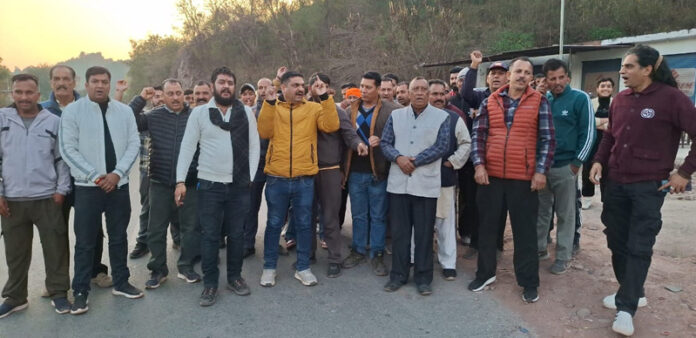 Members of Hindu organisations staging protest at Kallar in Rajouri on Sunday. -Excelsior/Imran