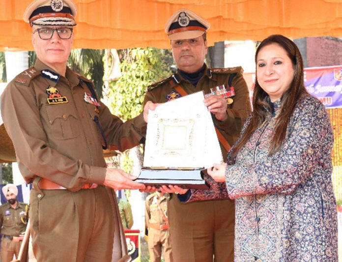 DGP HG/CD & SDRF J&K, A G Mir presenting a memento to ADC Jammu Ansuya Jamwal. DGP HG/CD & SDRF J&K, A G Mir presenting a memento to ADC Jammu Ansuya Jamwal.