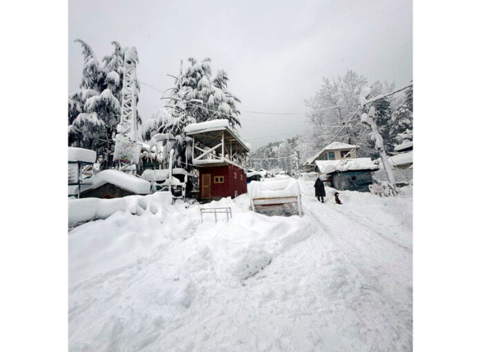 Snow covered Tangmarg area of Baramulla on Friday. — Excelsior/Abid Nabi