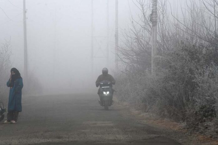 Dense fog engulfs parts of Srinagar on Saturday morning. -Excelsior/Shakeel