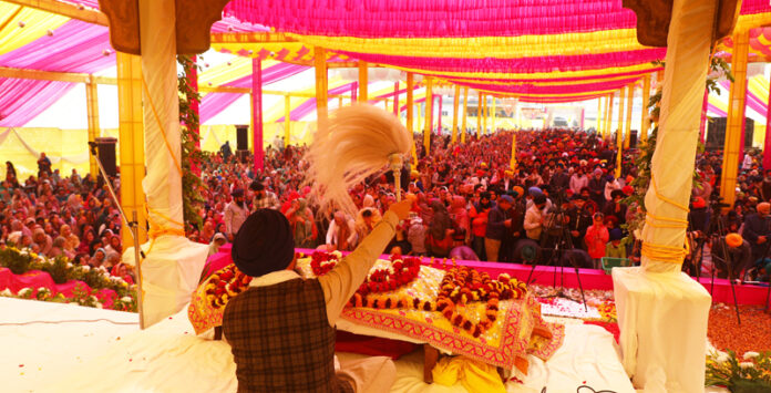 Devotees offering prayers at Gurdwara Chand Nagar in Jammu on Monday. —Excelsior/Rakesh