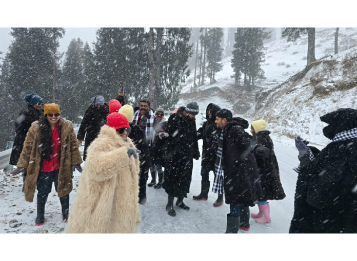 Tourists from Maharashtra enjoying snowfall in Bhaderwah on Wednesday. - Excelsior/Tilak Raj