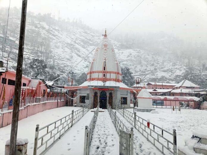 Shri Budha Amarnath Shrine at Mandi in Poonch experiences fresh snowfall of season. -Excelsior/Waseem