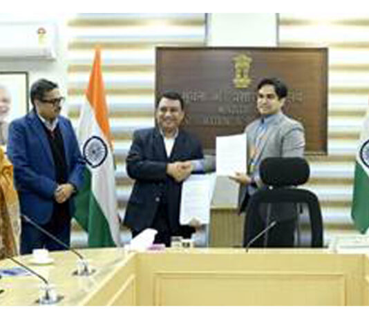 The teams of WaveX and FITT displaying a MoU on Tuesday.