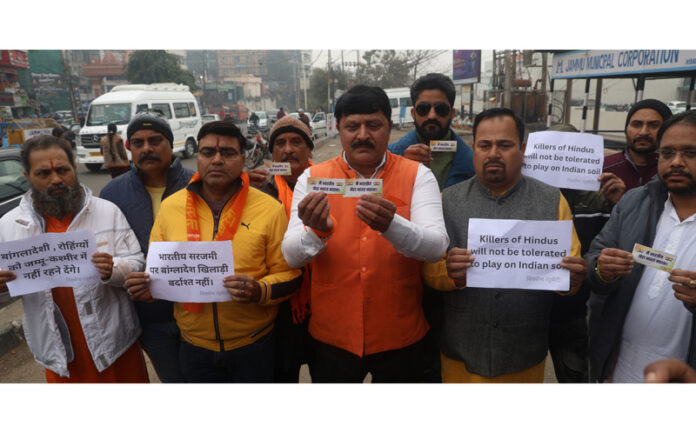 Shiv Sena leaders during the campaign ‘Mai Bhartiya-Mera Bharat Mahan’ in Jammu on Friday. — Excelsior/Rakesh