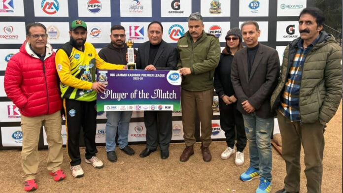 Dignitaries posing along with player of match during prize distribution ceremony.