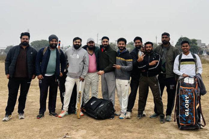 Players posing for group photograph.