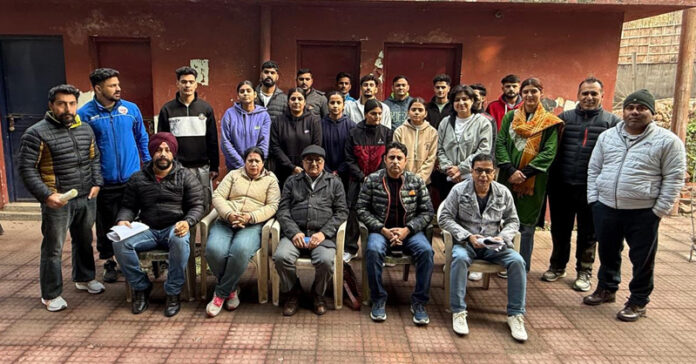 Selected J&K Boxing teams posing along with dignitaries.