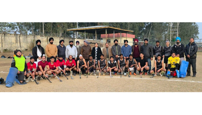Hockey Players posing along with dignitaries.
