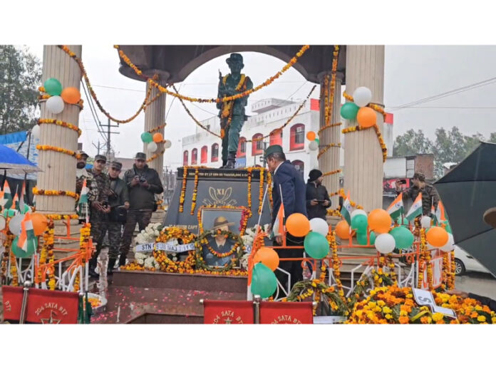 Floral tribute being paid to Capt. Sunil Choudhary on his 18th martyrdom day on Tuesday at Kathua. — Excelsior/Pardeep