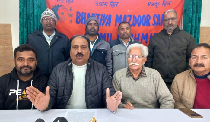 Senior leader of BMS, Harbans Choudhary addressing a press conference in Jammu on Friday. —Excelsior/Rakesh