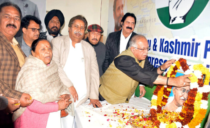 Cong leaders led by PCC chief, TH Karra paying tribute to Gandhi Ji on Friday. -Excelsior/Rakesh Cong leaders led by PCC chief, TH Karra paying tribute to Gandhi Ji on Friday. -Excelsior/Rakesh