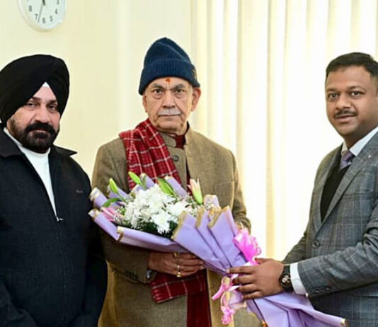 Uchit Singhal, Senior Divisional Commercial Manager, Jammu Division, Northern Railway meeting with LG Manoj Sinha.