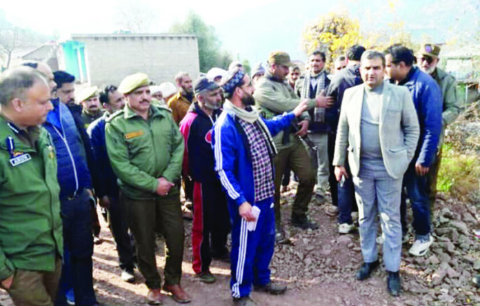 DC, SSP Ramban during visit to Sawalkote HEP site, interacting with locals at Tanger.