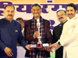 Principal Secretary Culture receiving award from Union Minister on Friday.