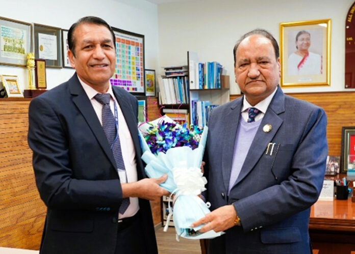 Outgoing ED & CEO of AIIMS Jammu, Prof (Dr) Shakti Kumar Gupta presenting a bouquet to interim ED, Dr Daya Nand Sharma. Outgoing ED & CEO of AIIMS Jammu, Prof (Dr) Shakti Kumar Gupta presenting a bouquet to interim ED, Dr Daya Nand Sharma.