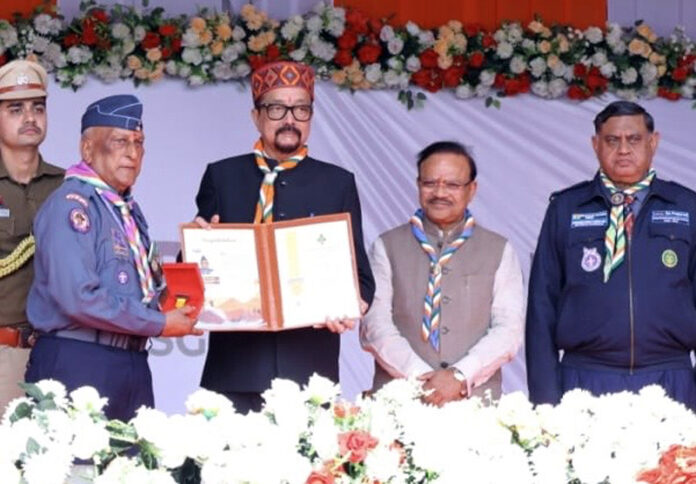 Governor of Chhattisgarh, Ramen Deka presenting Silver Star Award to Wg Cdr MM Joshi during a function at Dudhali, Balod, Chhattisgarh.