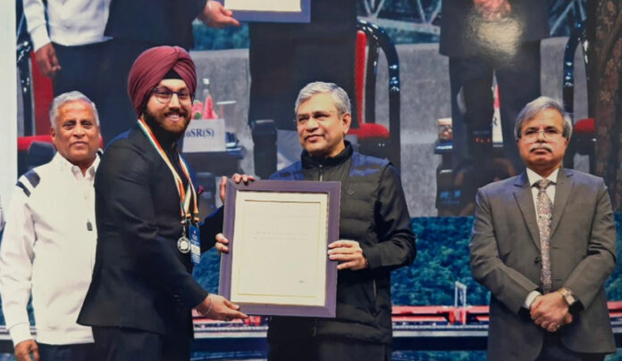 Poonardeep Singh getting Rail Seva Puraskar from Railways Minister Ashwini Vaishnaw in New Delhi.