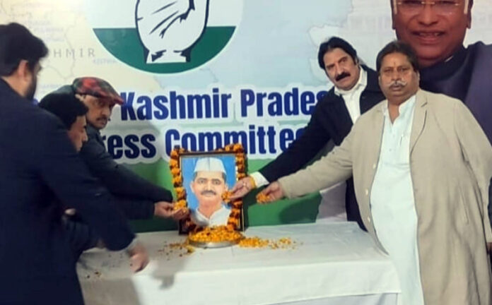 Cong leaders paying floral tribute to former PM Lal Bahadur Shastri at Jammu on Sunday.