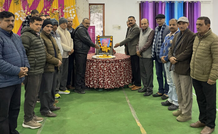 Members of Bhagat Mahasabha paying tribute to Milkhi Ram Bhagat in Jammu on Monday.