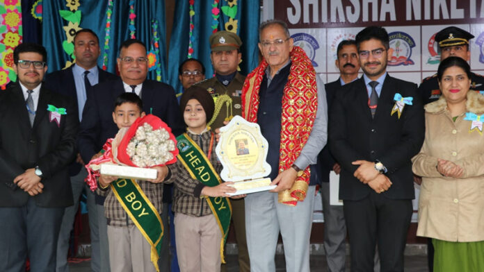LG Ladakh Kavinder Gupta presenting trophy to students during a programme.