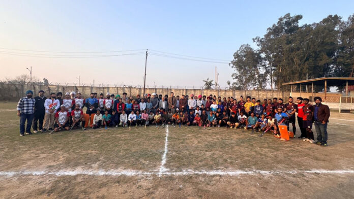 Hockey players posing a group photograph.