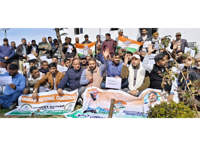 Cong activists staging protest outside DC office in Poonch.
