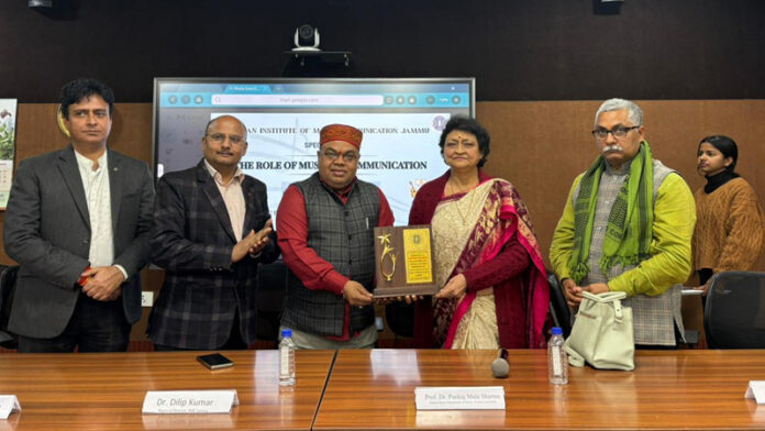 Regional Director of IIMC Jammu presenting memento to keynote speaker during special lecture on Friday.