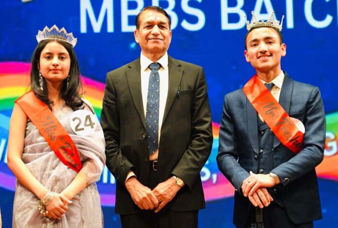 Executive Director and CEO of Jammu AIIMS, Prof (Dr) DN Sharma posing with MBBS students on Freshers’ Day.