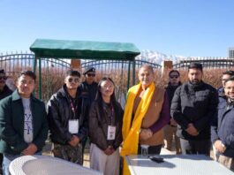 LG Kavinder Gupta posing along with the students in Leh.