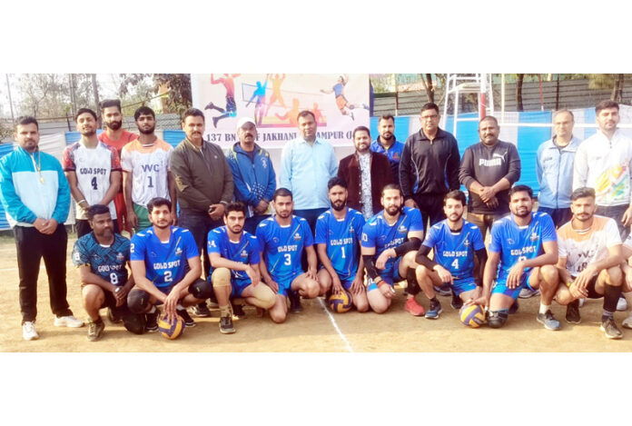 Volleyball players posing alongwith dignitaries.