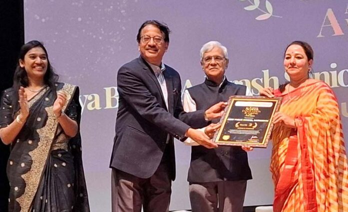 Principal, APS Ratnuchak Sonal Sharma receiving the National Innoventure Award during a ceremony at Pune.