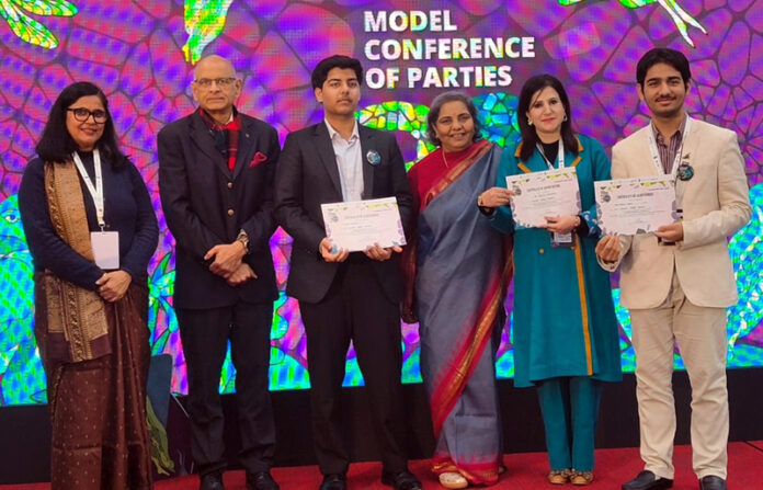 Students of GD Goenka Public School posing along with dignitaries.