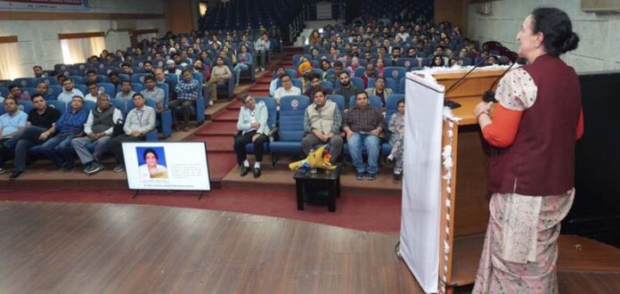 Dr Madhu Dikshit delivering NASI Dr Mridula Kamboj Memorial Lecture at CSIR-IIIM.