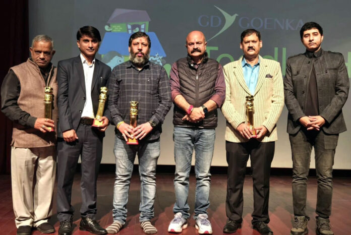 Dignitaries posing along with school management.