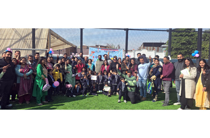 Students posing along with dignitaries.