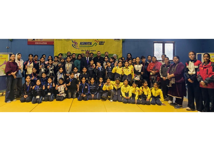 Medal winners posing along with dignitaries during closing ceremony.