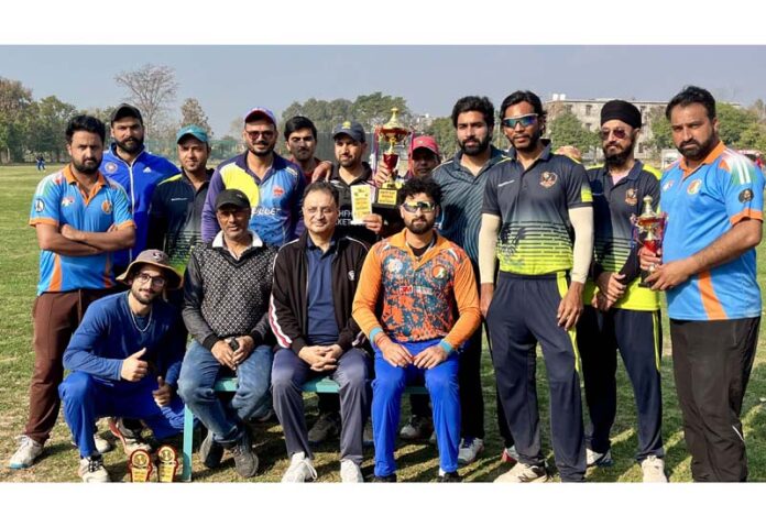 Amitava Chatterjee, MD & CEO of J&K Bank posing along with winning team.