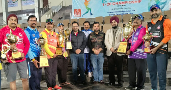 Dignitaries posing along with winners during closing ceremony.