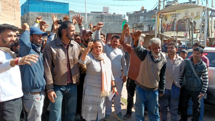 Preeti Khajuria leading protest against action by Udhampur Municipal Council.