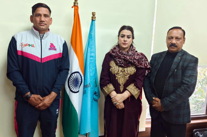 Kabaddi coach Vinod Kumar posing along with dignitaries. Kabaddi coach Vinod Kumar posing along with dignitaries.