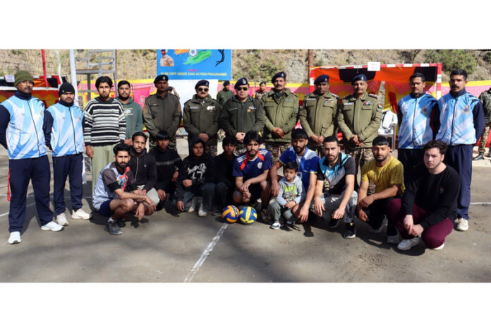 Dignitaries posing along with players during a programme.