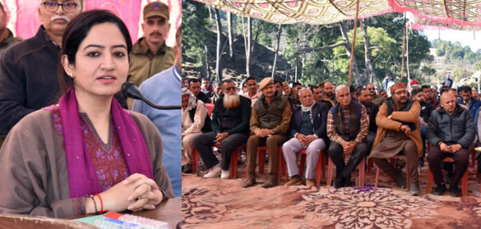 DC Udhampur addressing people in block Parlidhar.