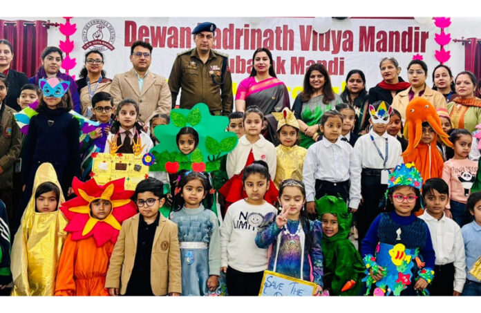 Students posing along with dignitaries and school management.