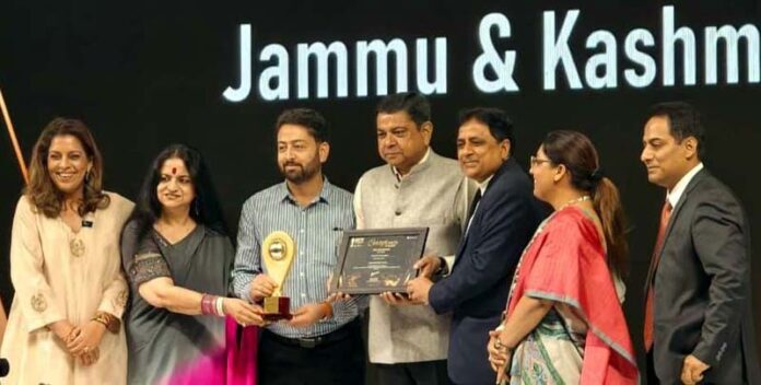 Officers of J&K Tourism Department receiving award at SATTE 2026.
